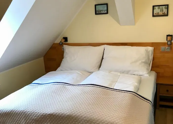 Golden Wood Apartment *